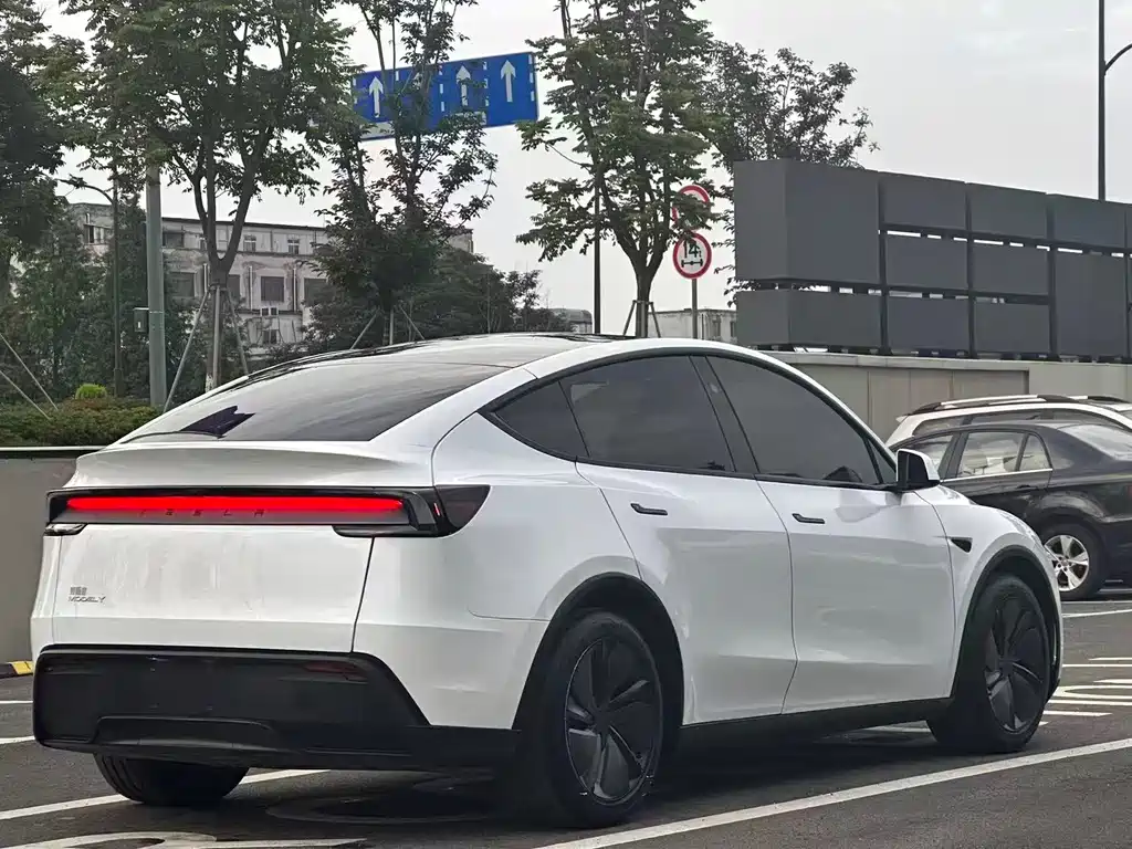 Tesla Model Y 2026 — фото 9