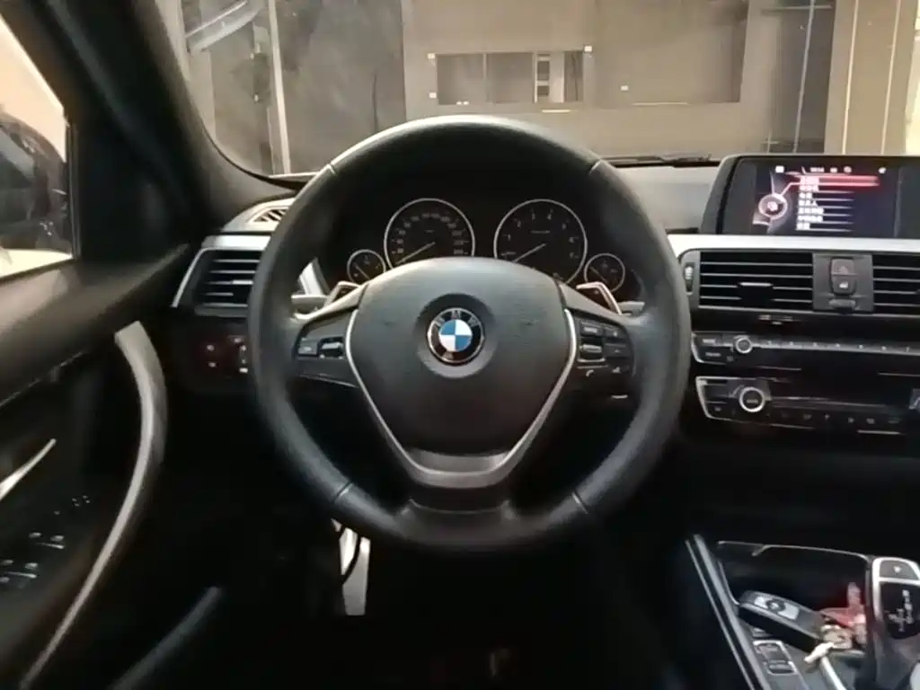 BMW 3 Series 2017 — фото 11
