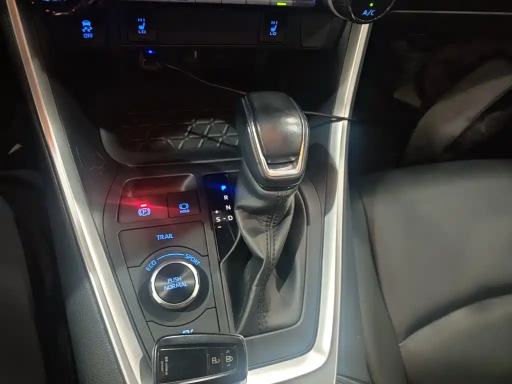 Toyota RAV4 2021 — фото 14