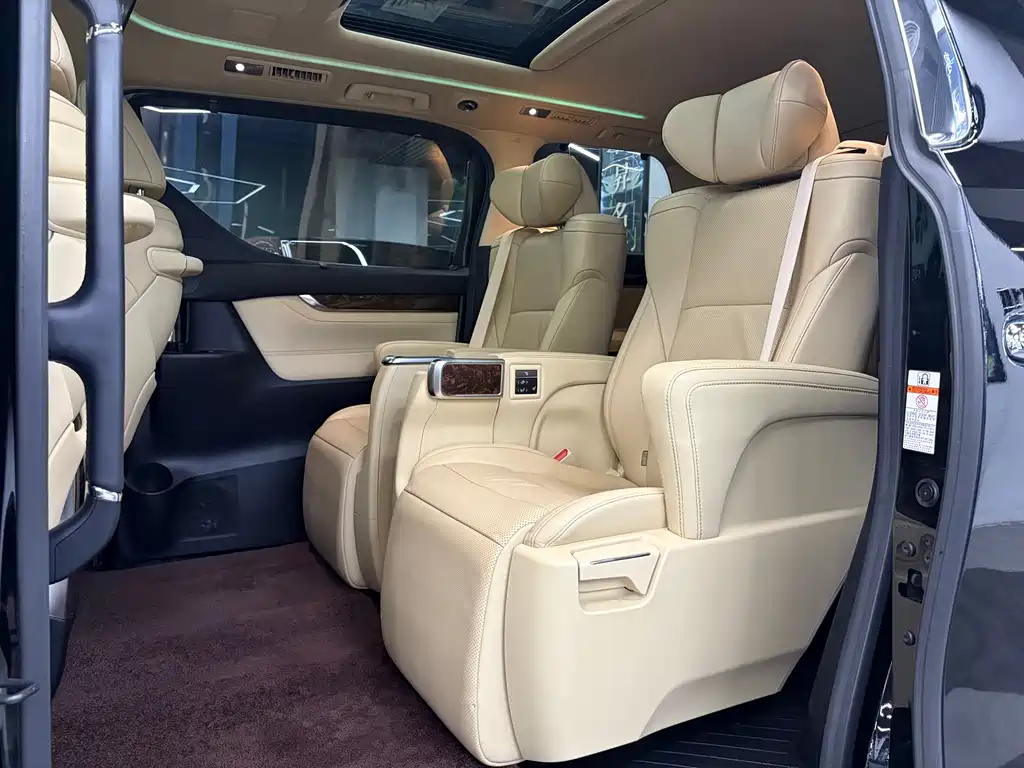 Toyota Alphard 2022 — фото 13