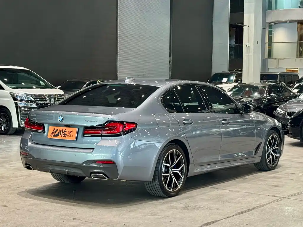 BMW 5 Series 2022 — фото 16