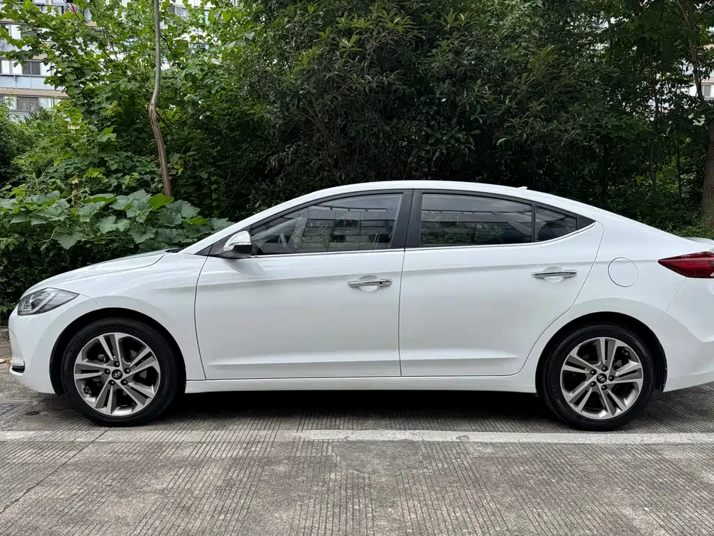 Hyundai Elantra 2016 — фото 5