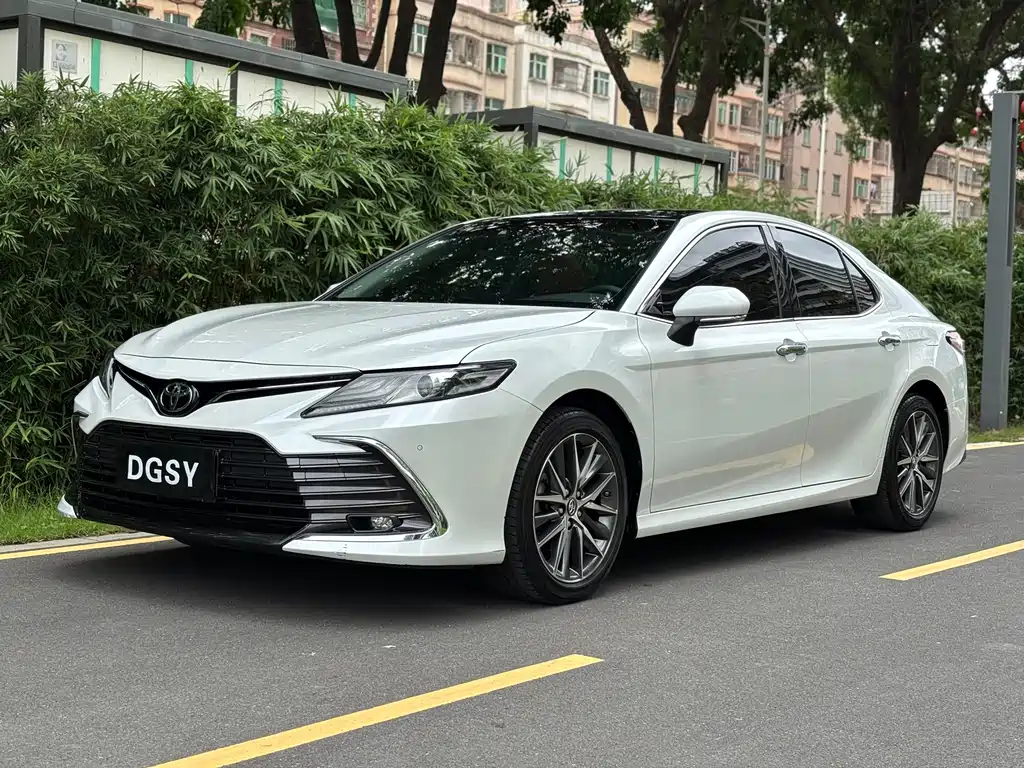 Toyota Camry 2022 — фото 1