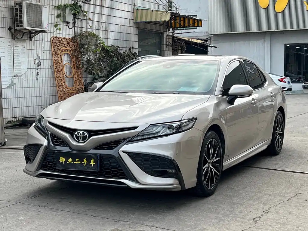 Toyota Camry 2021 — фото 1