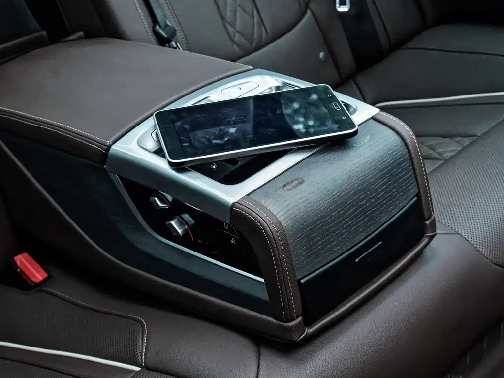 BMW 5 Series 2021 — фото 10