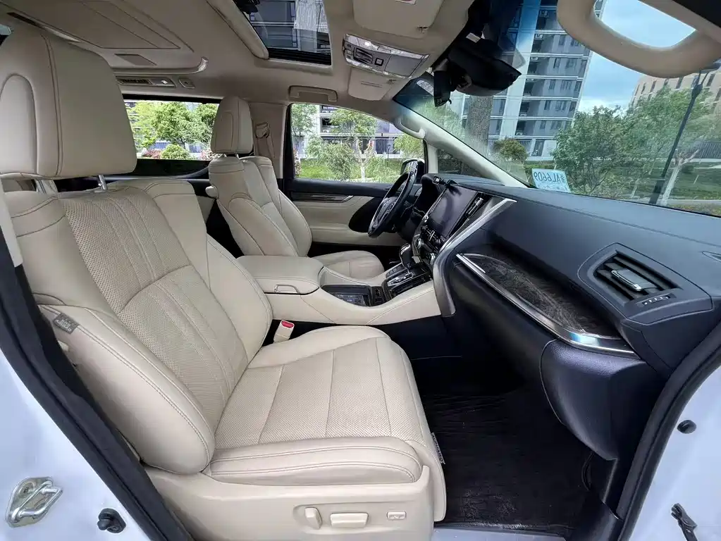 Toyota Alphard 2023 — фото 11
