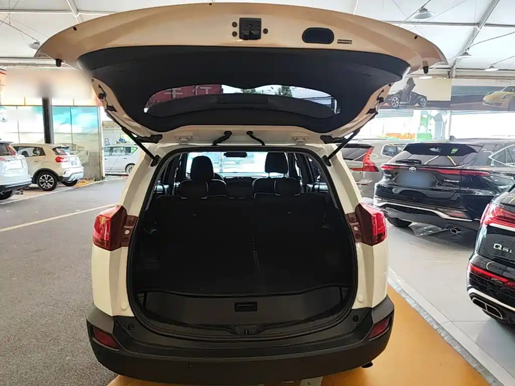 Toyota RAV4 2016 — фото 19