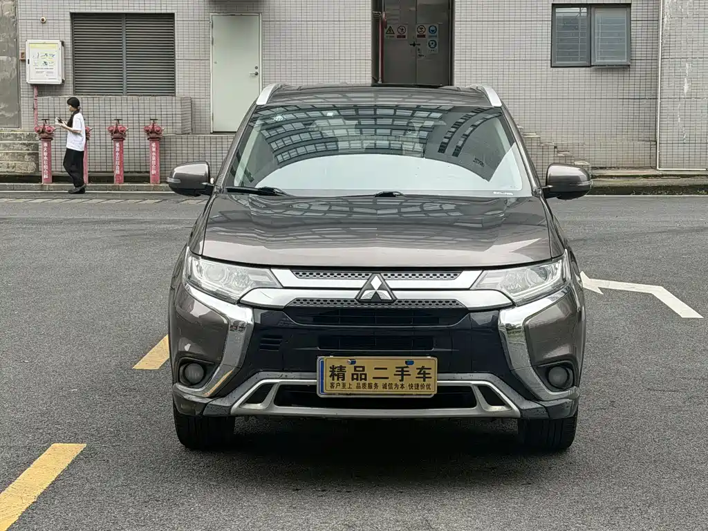 Mitsubishi Outlander 2019 — фото 2