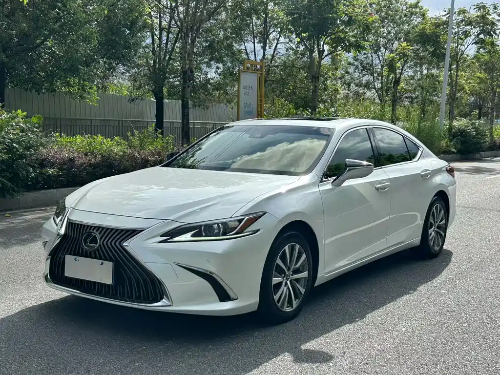 Lexus ES 2021 — фото 1