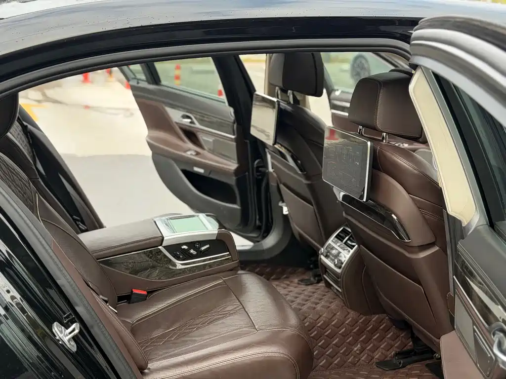 BMW 7 Series 2016 — фото 14