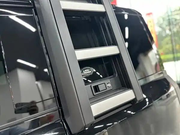 Land Rover Defender 2024