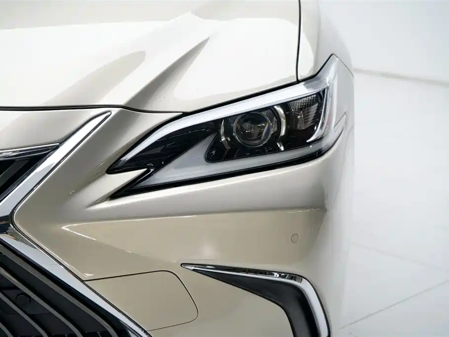 Lexus ES 2018 — фото 13