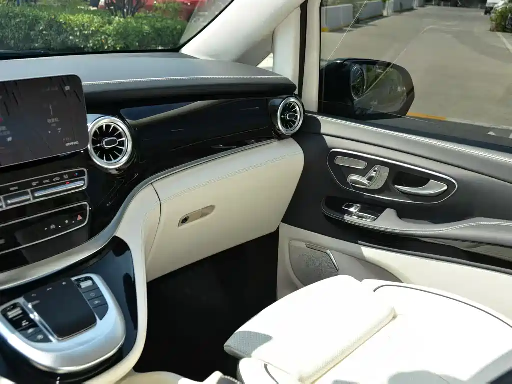 Mercedes-Benz V-Class 2023 — фото 15