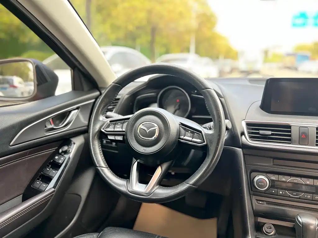 Mazda 3 Axela 2018 — фото 9