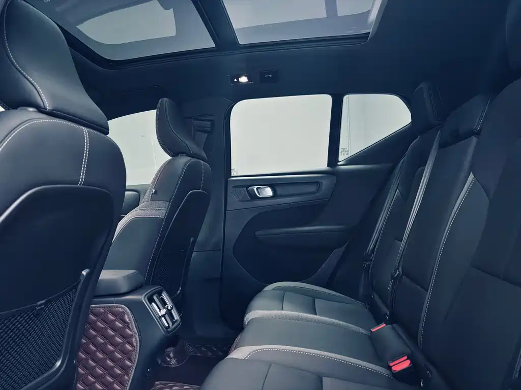 Volvo XC40 2023 — фото 10