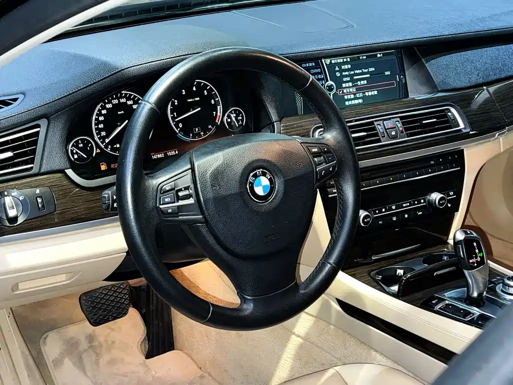 BMW 7 Series 2011 — фото 10