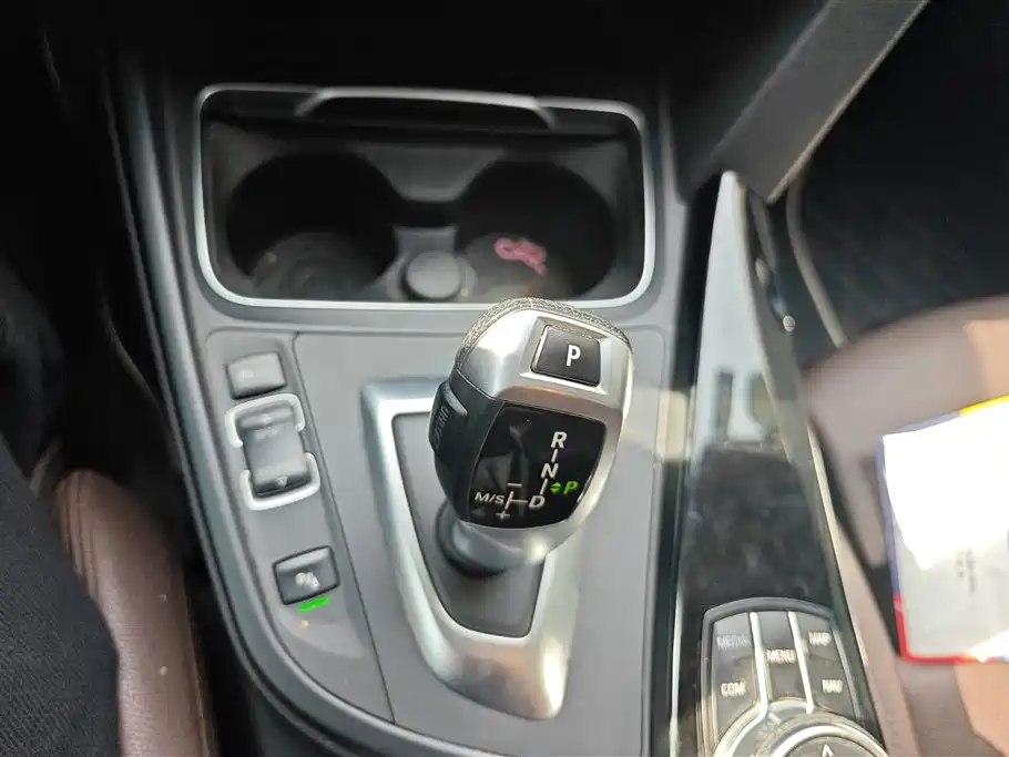 BMW 3 Series 2018 — фото 16