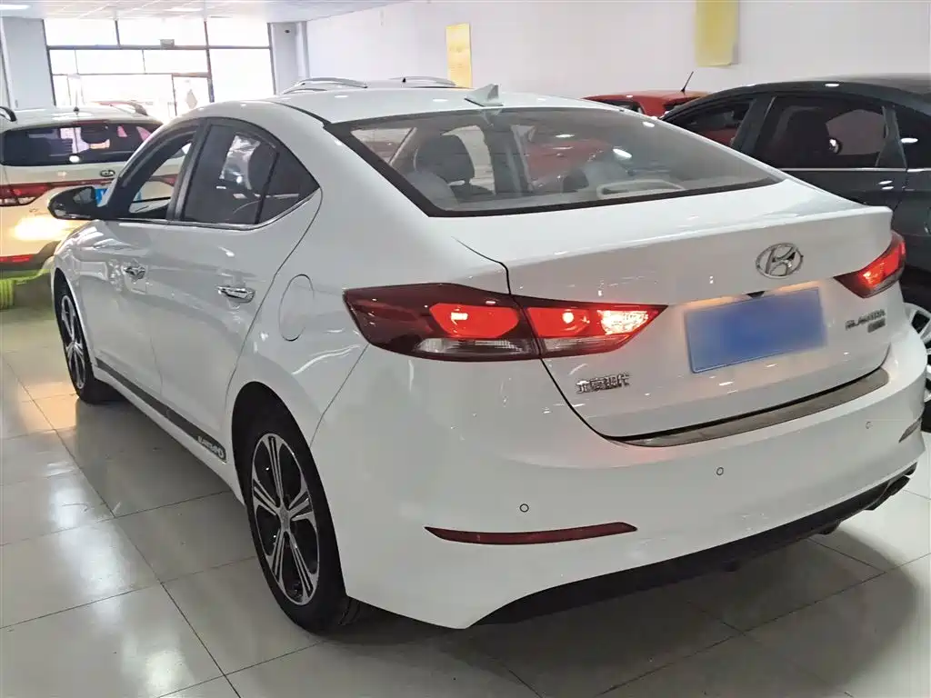 Hyundai Elantra 2019 — фото 22