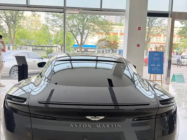 Aston Martin DB12 2025