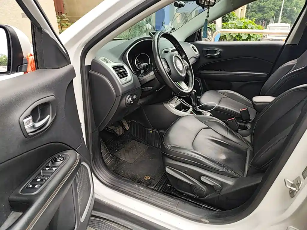 Jeep Compass 2018 — фото 16