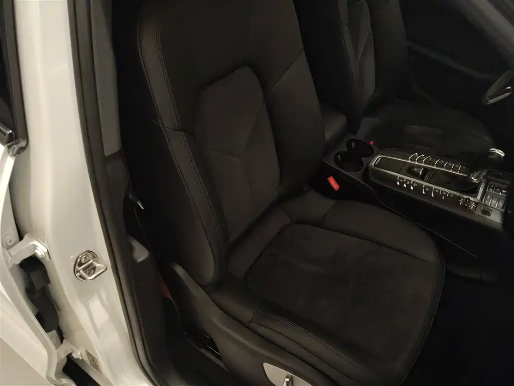 Porsche Macan 2018 — фото 17