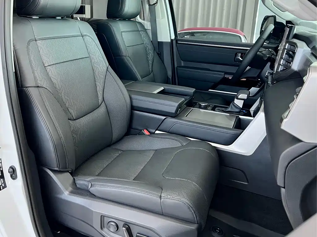 Toyota Sequoia 2023 — фото 8
