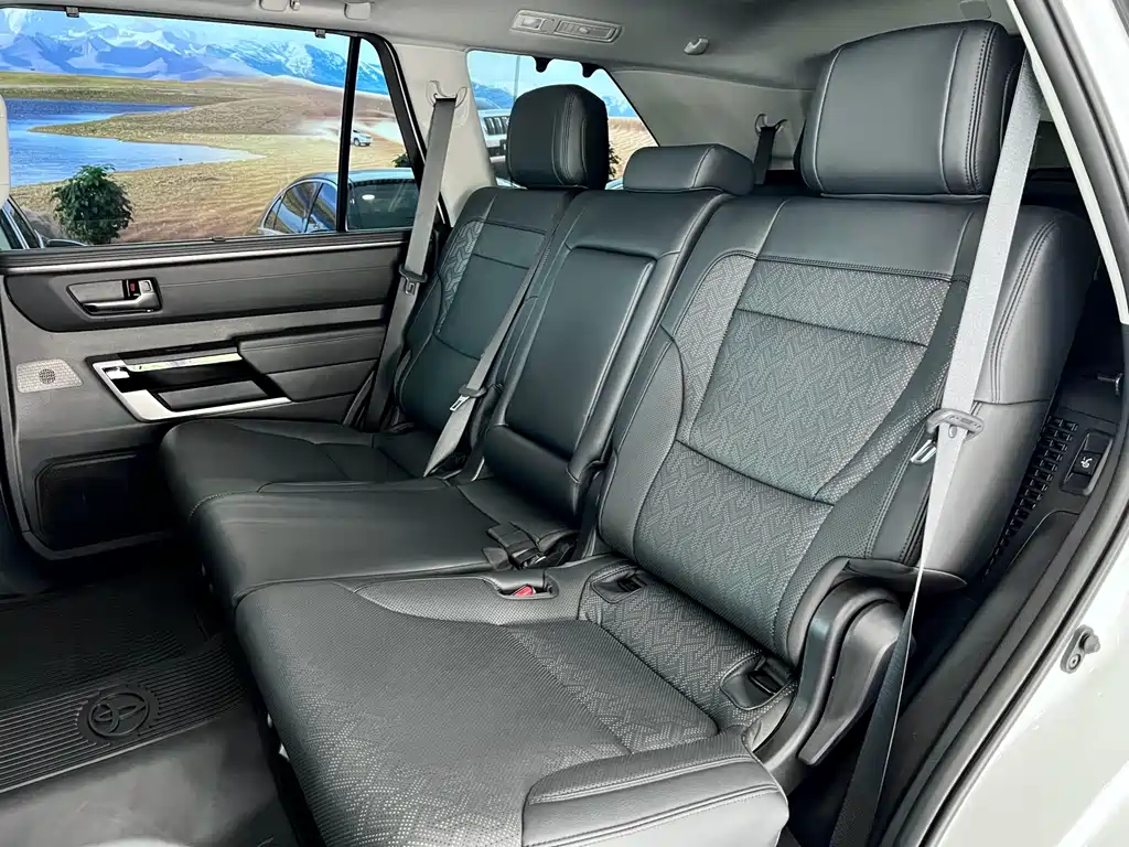 Toyota Sequoia 2023 — фото 10