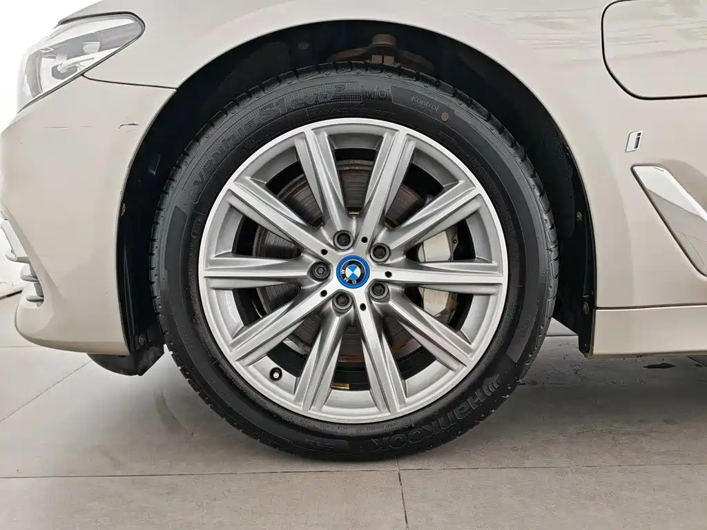 BMW 5 Series New Energy 2018 — фото 17