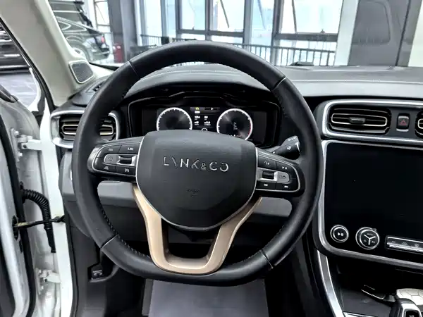 Lynk & Co 01 2017
