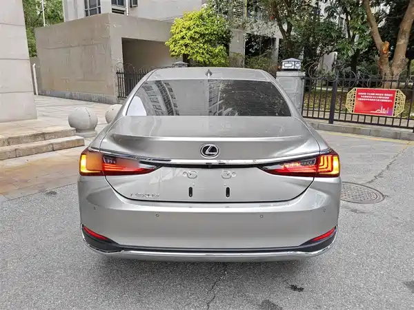 Lexus ES 2023