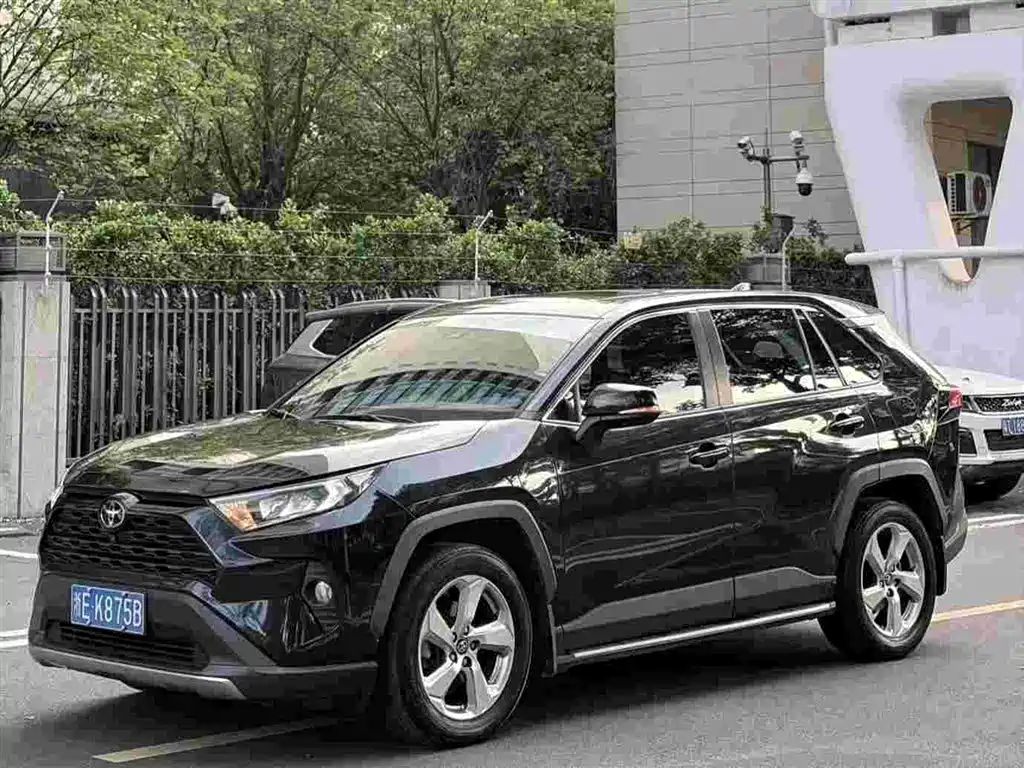 Toyota RAV4 2020 — фото 1