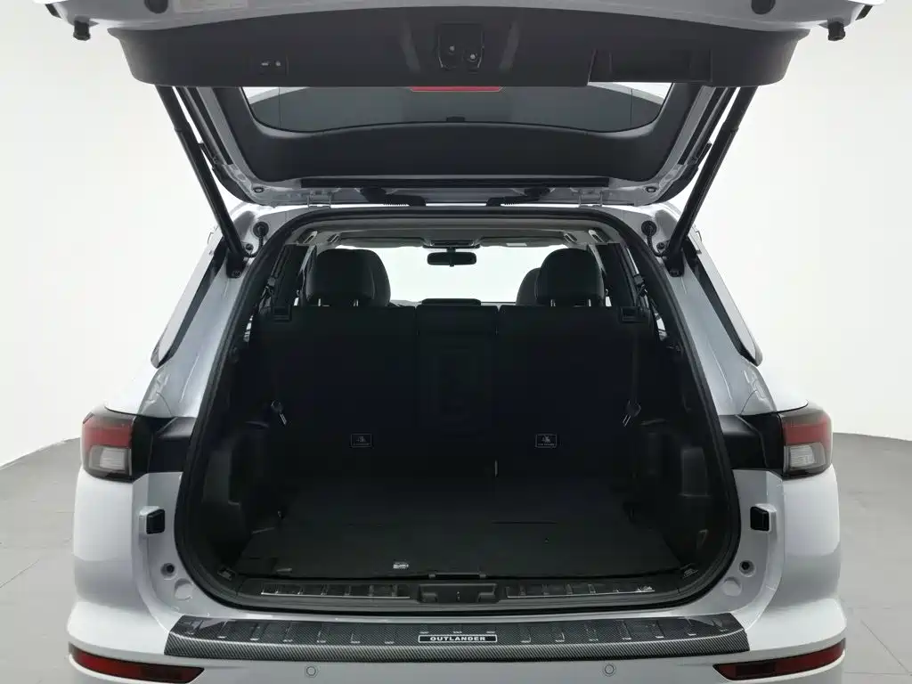 Mitsubishi Outlander 2023 — фото 16