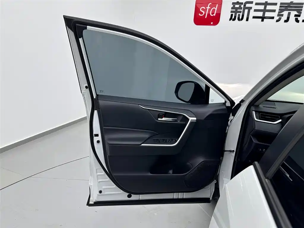 Toyota RAV4 2023 — фото 8