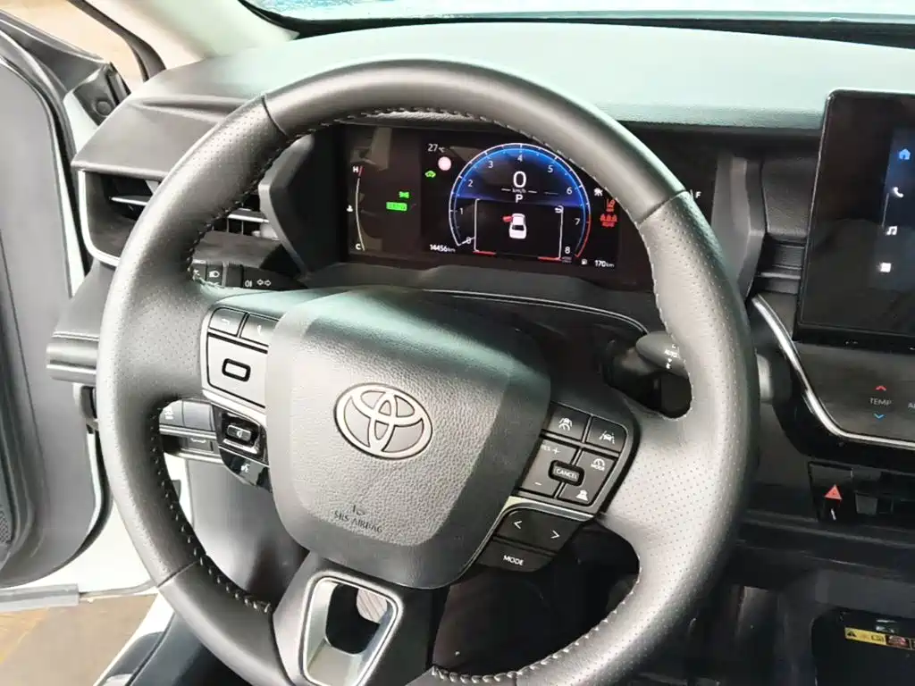 Toyota Camry 2025 — фото 11