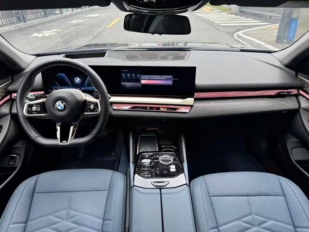 BMW 5 Series 2025 — фото 10