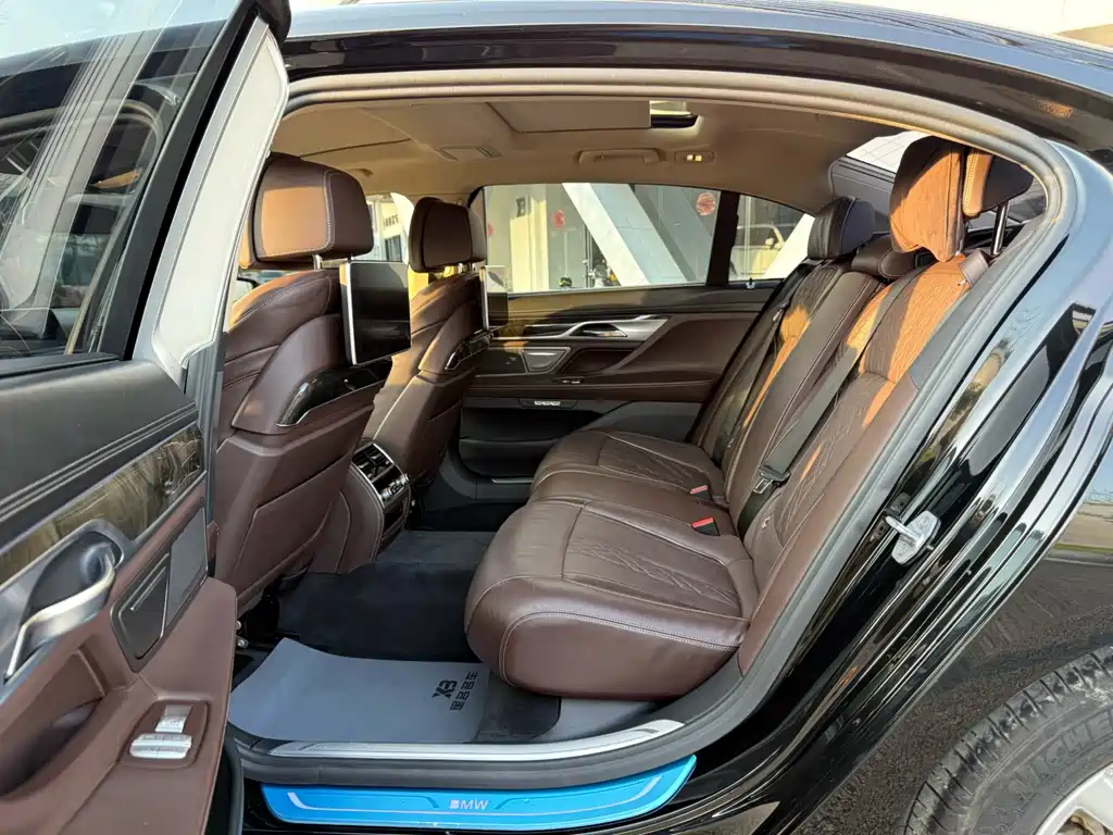 BMW 7 Series 2017 — фото 16