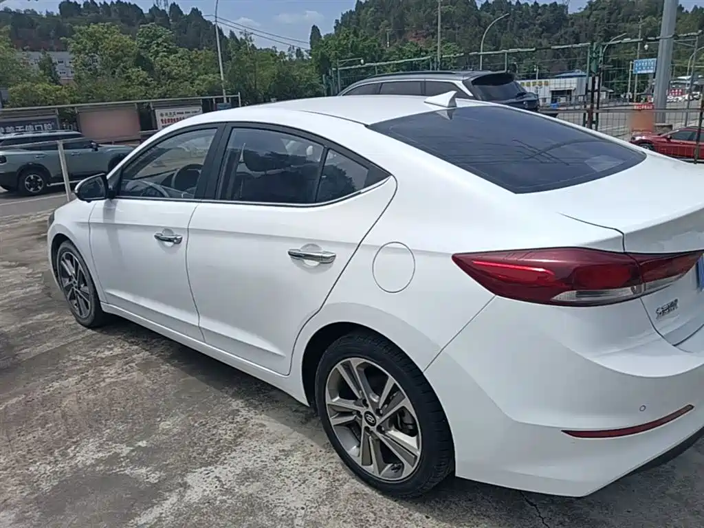 Hyundai Elantra 2018 — фото 5