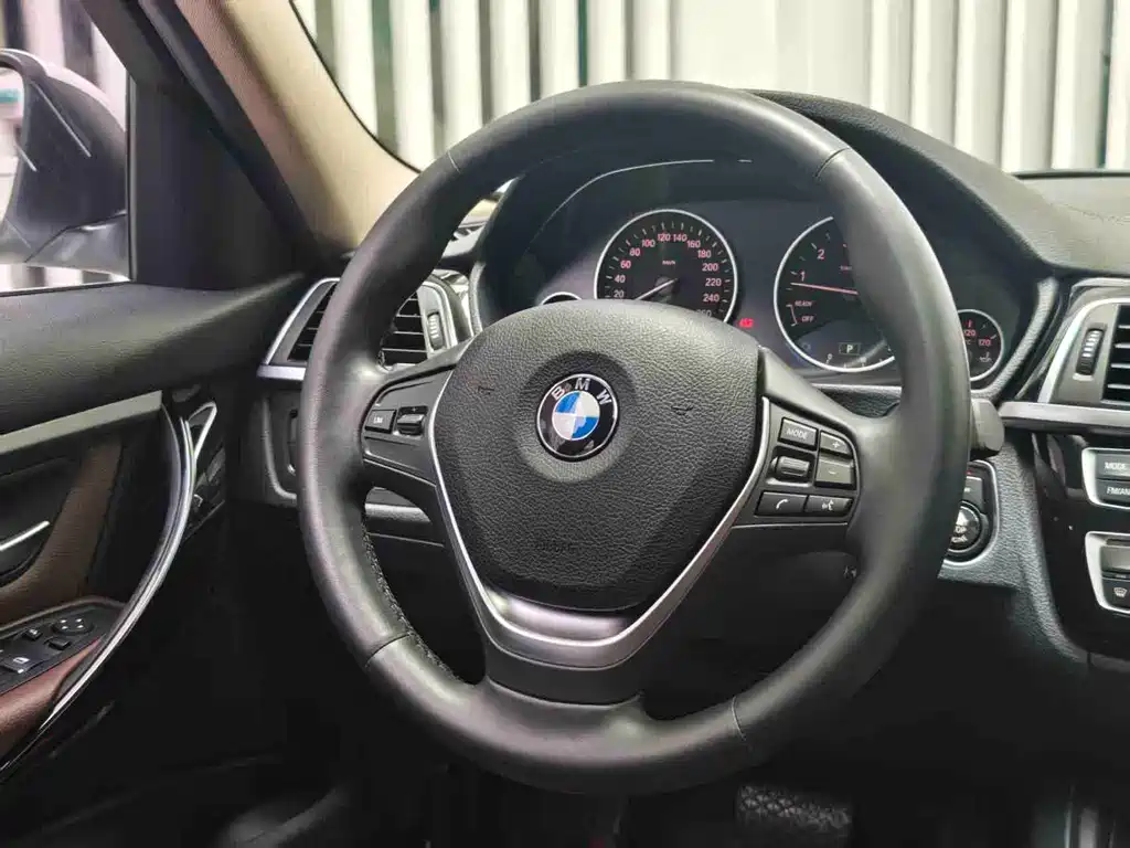 BMW 3 Series 2018 — фото 10