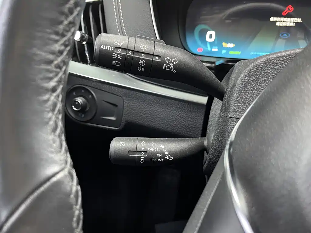 Roewe RX5 New Energy 2018 — фото 13