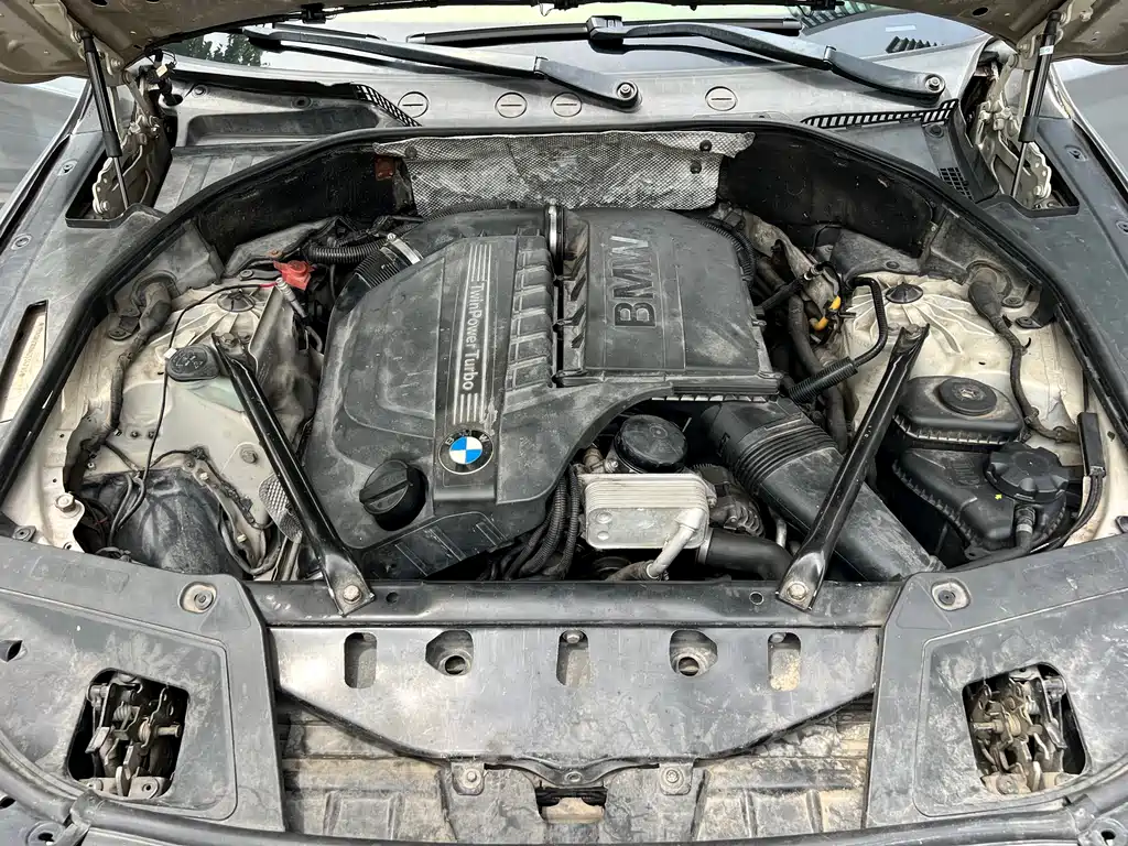 BMW 5 Series GT 2010 — фото 26