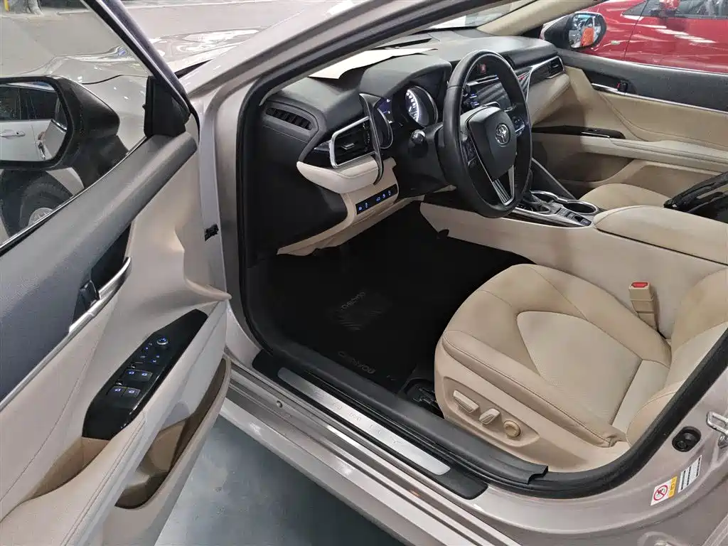 Toyota Camry 2018 — фото 16
