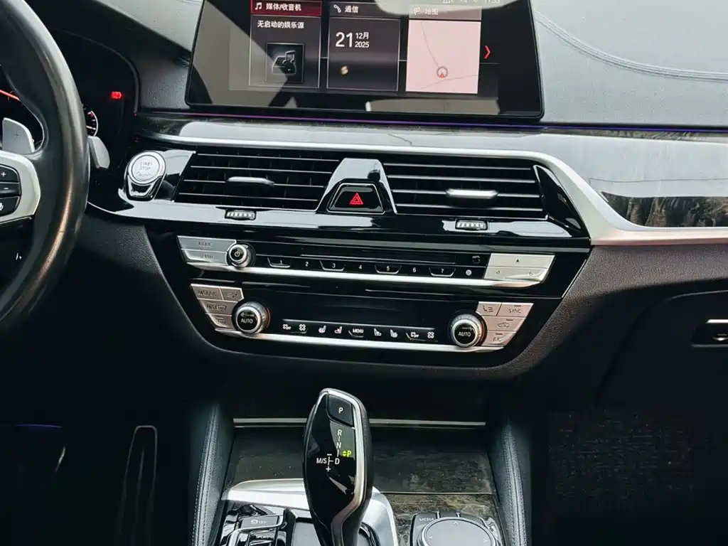 BMW 5 Series 2018 — фото 18
