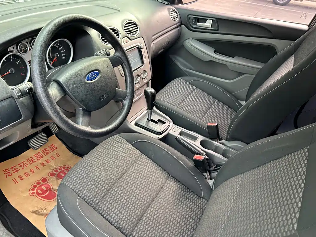 Ford Focus 2015 — фото 10