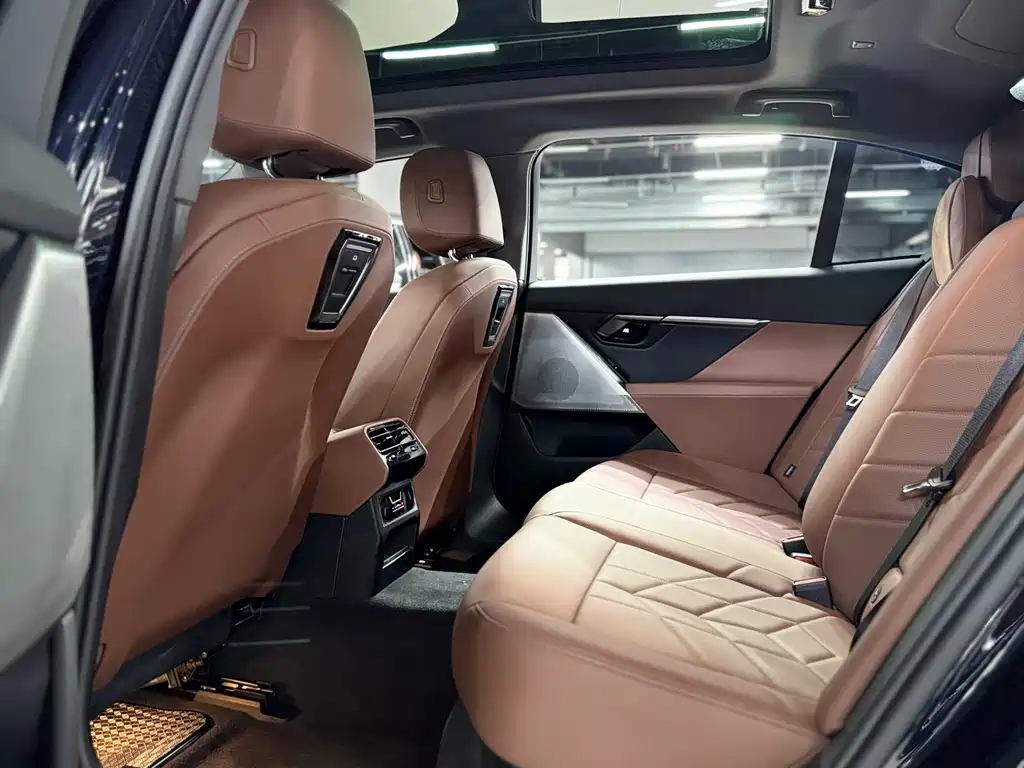 BMW 5 Series 2025 — фото 13