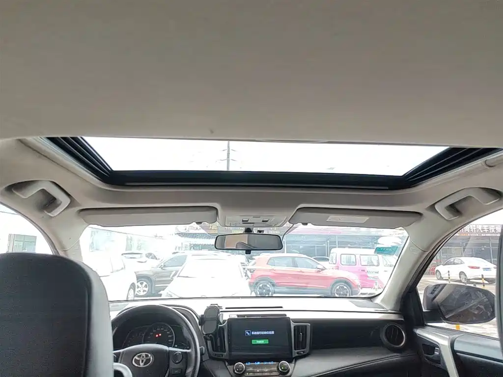 Toyota RAV4 2015 — фото 18
