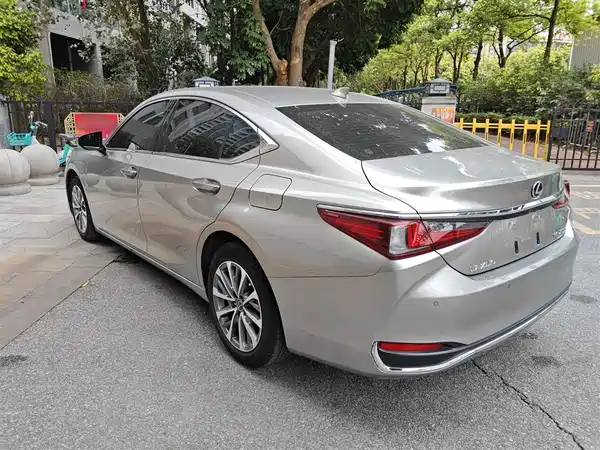 Lexus ES 2023