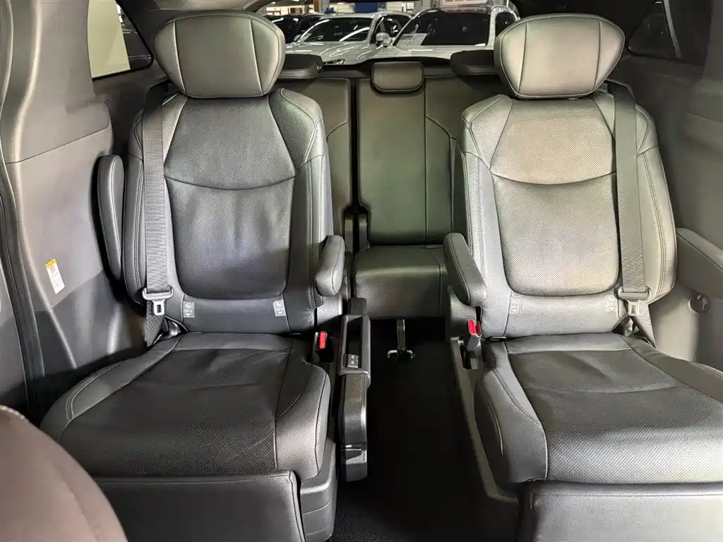 Toyota Sienna 2022 — фото 21