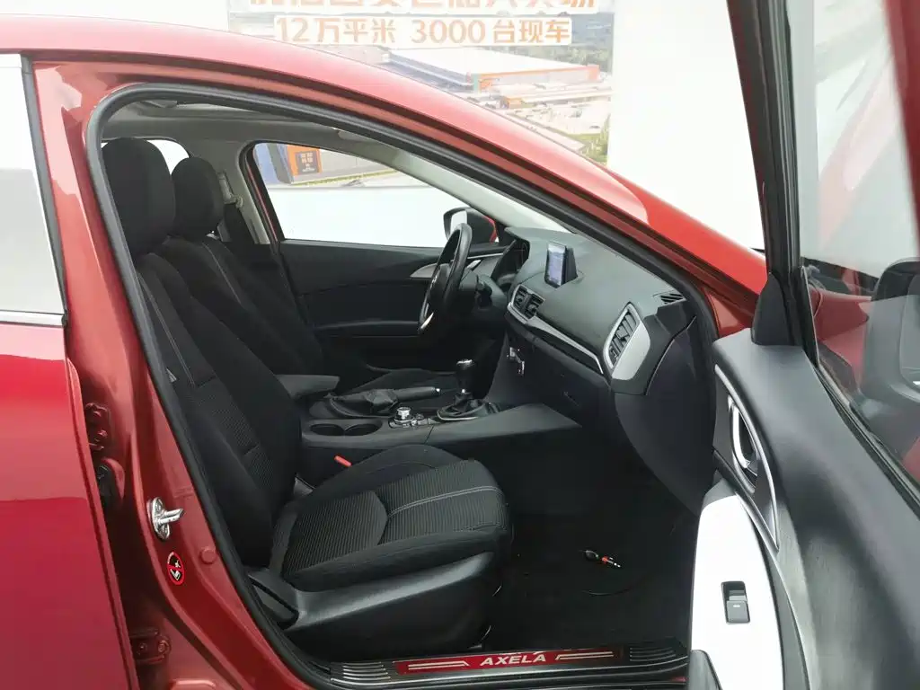 Mazda 3 Axela 2018 — фото 23