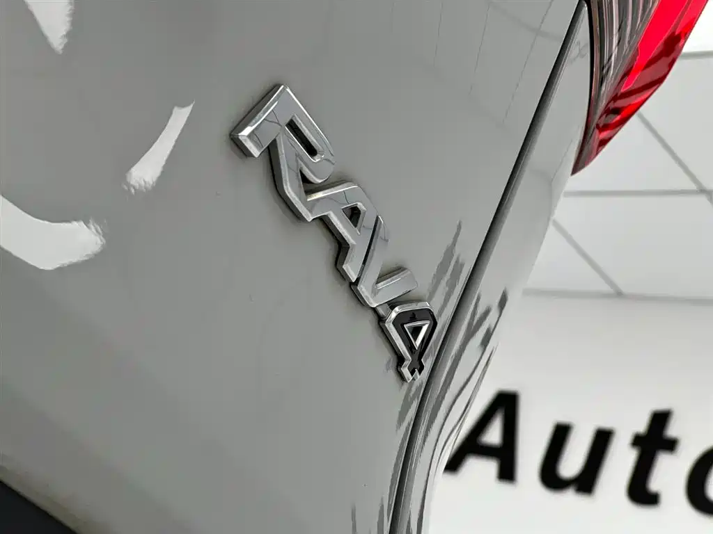 Toyota RAV4 2022 — фото 13