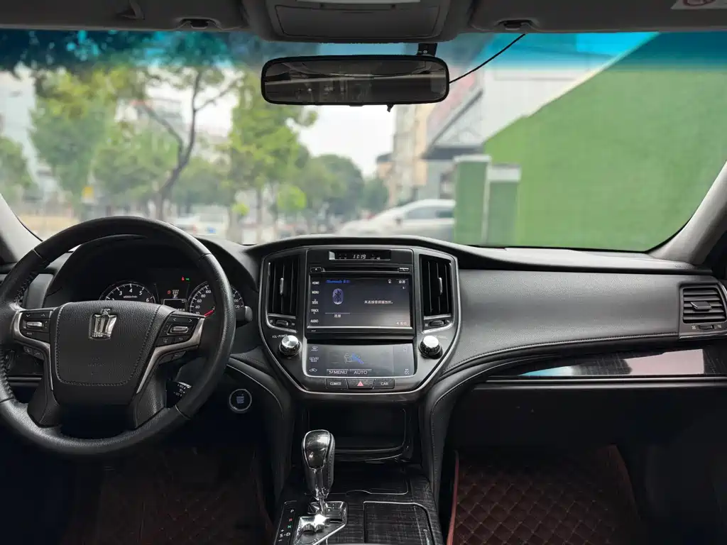 Toyota Crown 2016 — фото 10